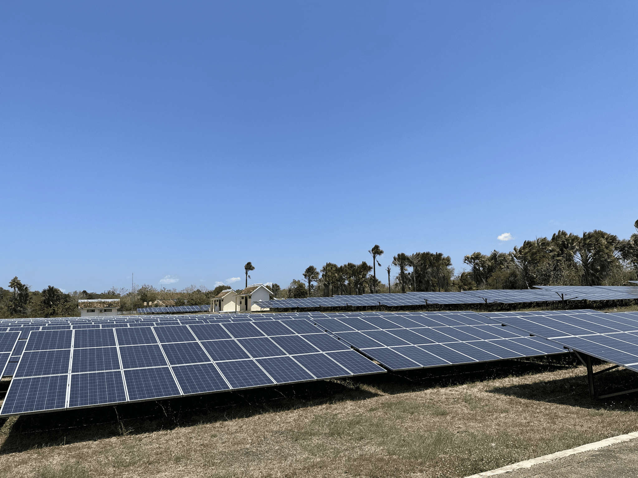 Seberapa Realistis Rencana “Satu Desa Satu PLTS” Pemerintah?