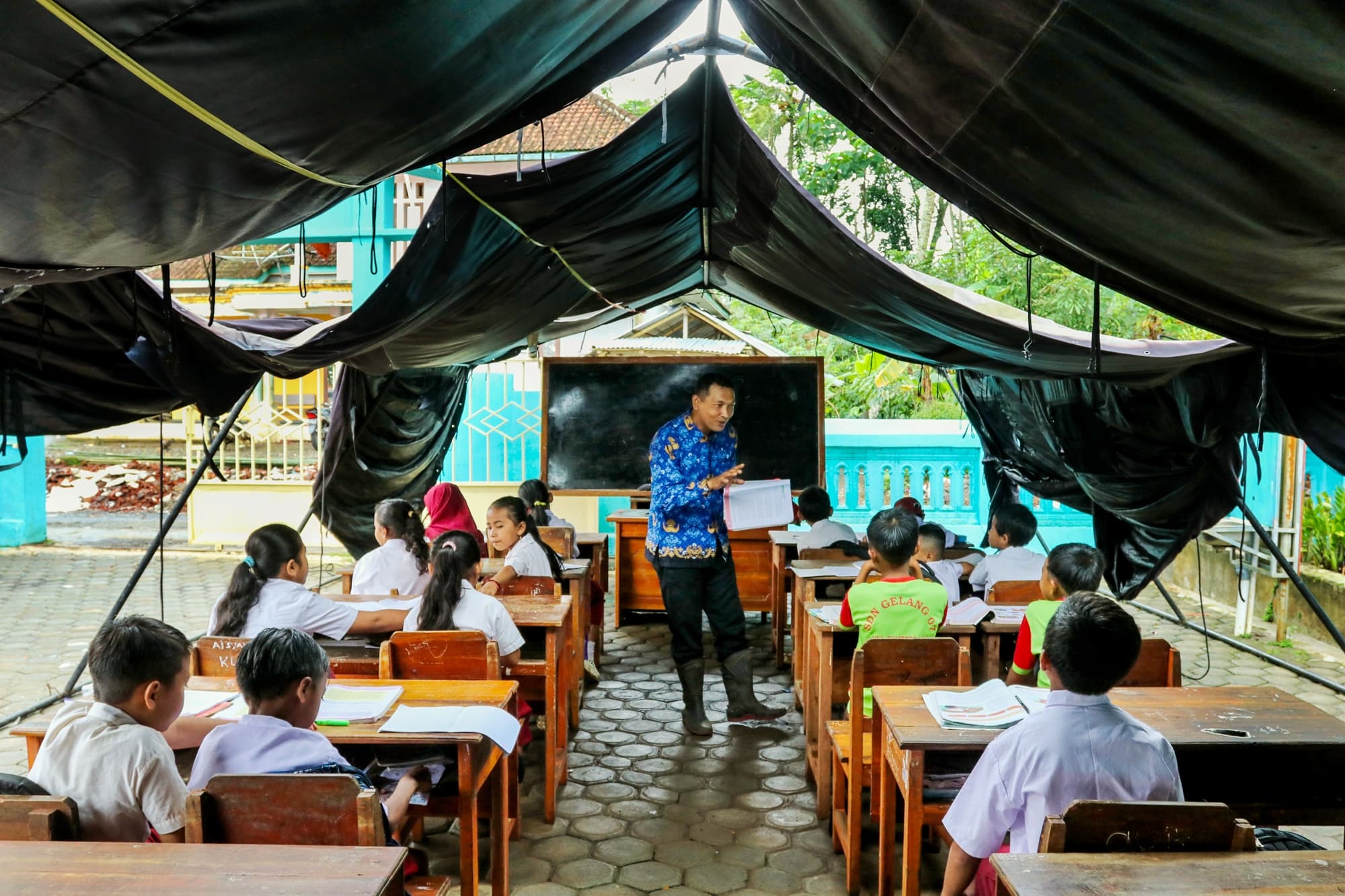 Memutus Rantai Ketidaktahuan: Mengapa Literasi Energi adalah Kunci Transisi yang Adil