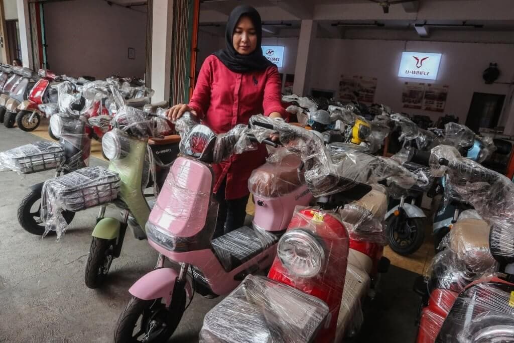 Ironi, Pembangunan PLTU Captive Jalan Terus untuk Industri Kendaraan Listrik