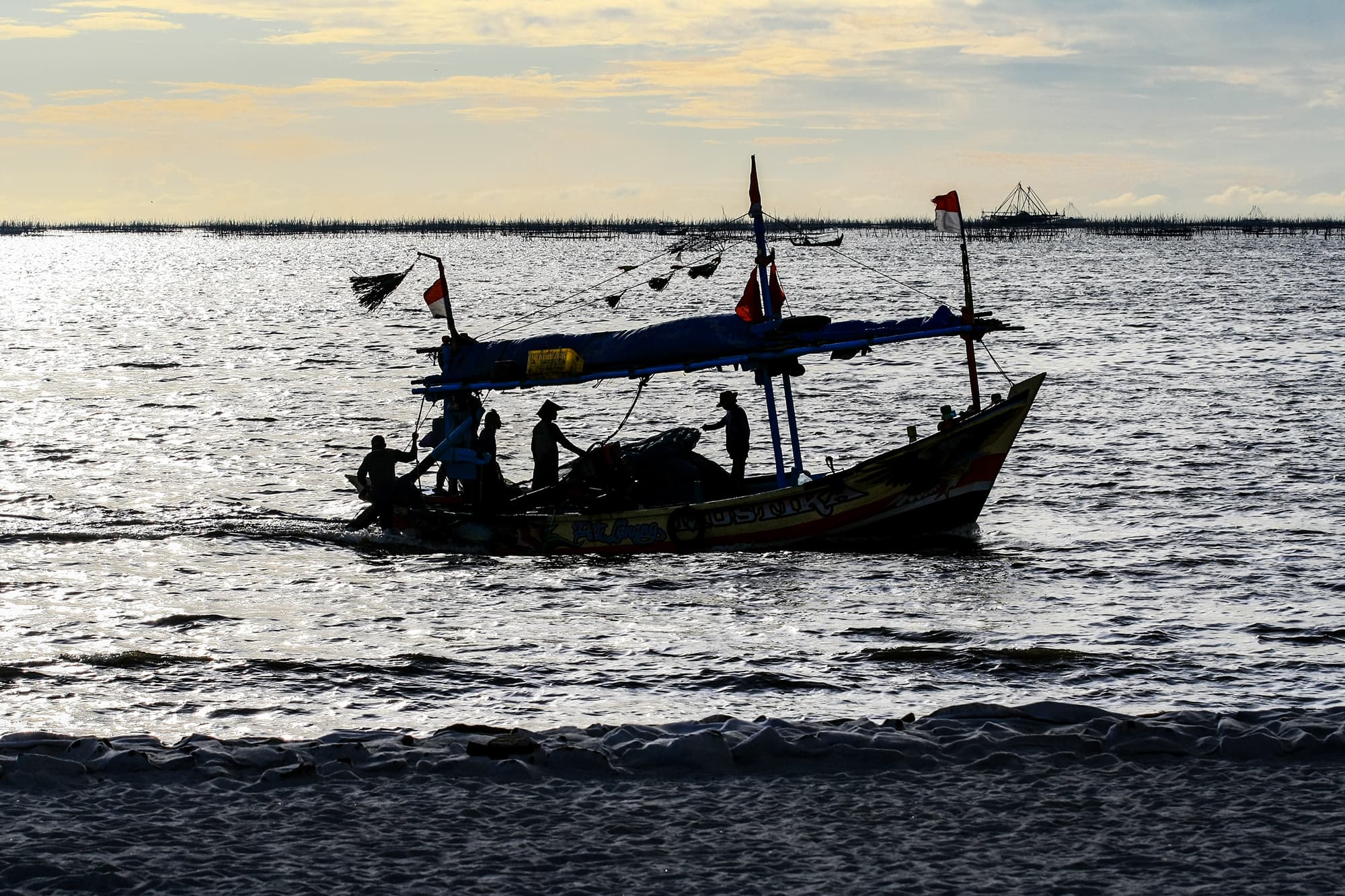 Elektrifikasi Perahu: Memutus Belenggu Selat Hormuz dan Mewujudkan Keadilan Energi di Pesisir