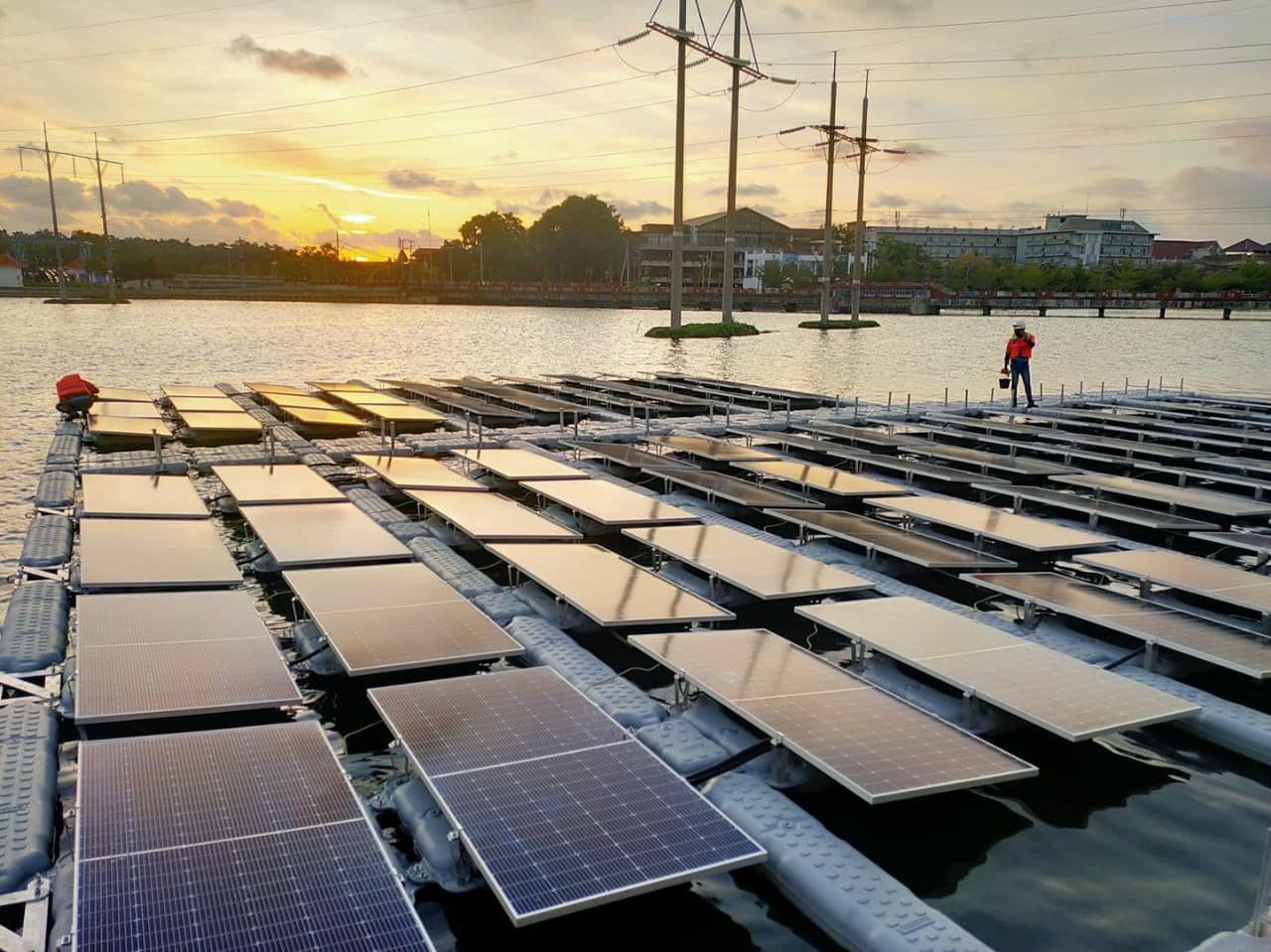 Meredam Risiko Penolakan PLTS Terapung untuk Transisi Energi Berkeadilan