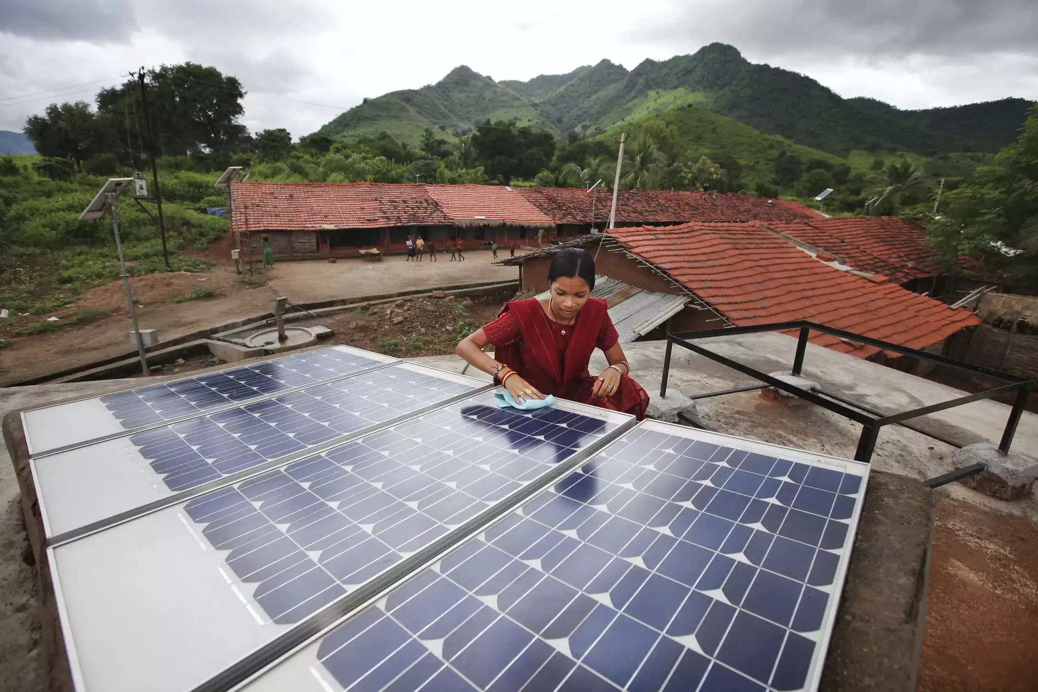 Energi Desa dan Tata Kelola Hibrida: Jalan Tengah Menuju Transisi Energi Berkeadilan